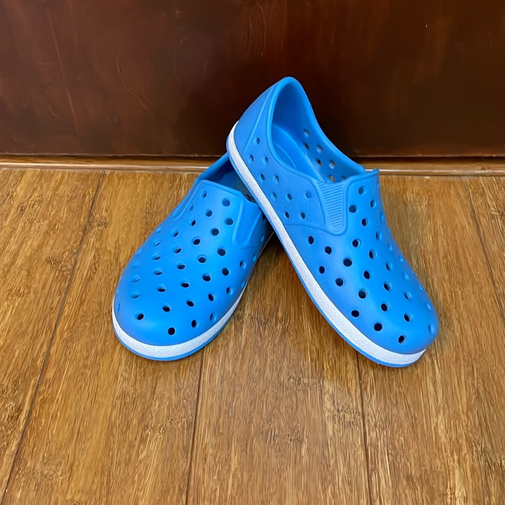 Boys size 11 Cat & Jack water shoes